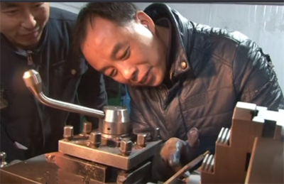 平凡崗位演繹別樣人生 李明強的普通沖床故事